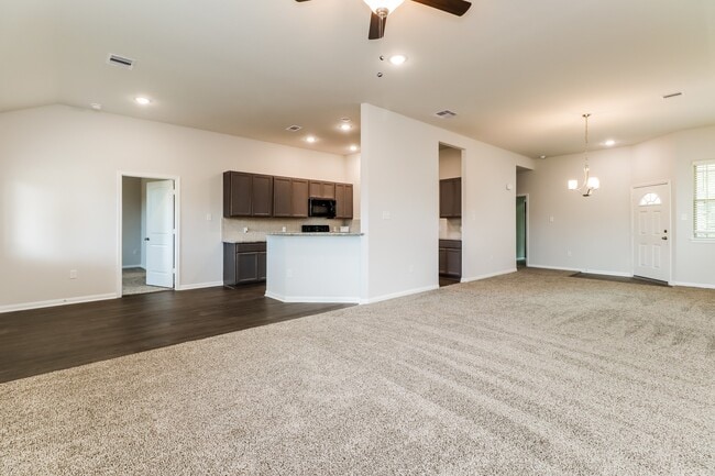 Building Photo - 14735 Country Club Dr