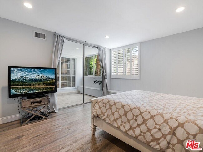 Building Photo - 441 N Oakhurst Dr