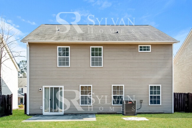 Building Photo - Spacious 4 bedroom colonial available now!