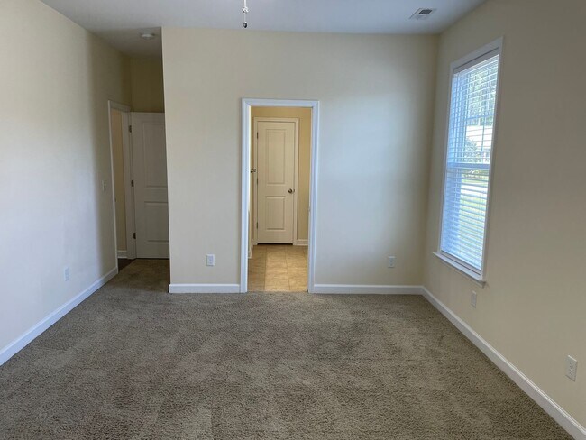 Building Photo - 3 Bedroom 2 Bathroom House with Large Fenc...