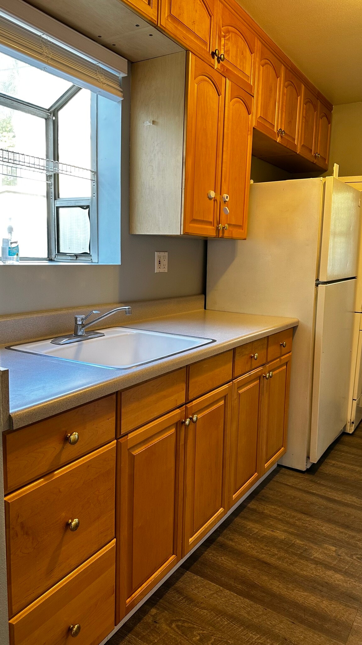 Kitchen sink and view to side yard - 533 N 6th st