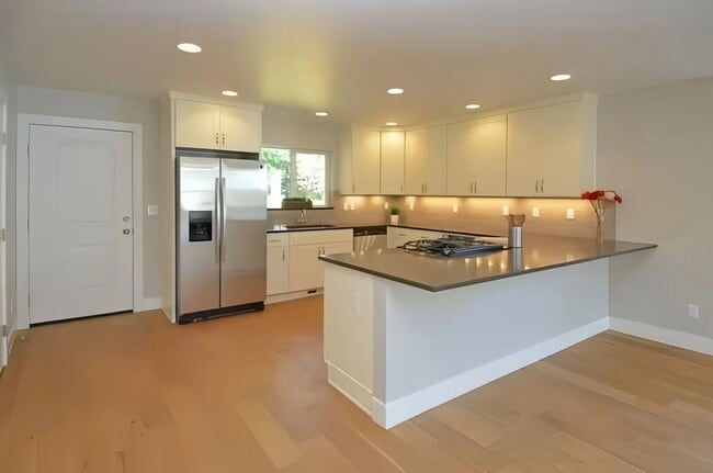 Building Photo - Spacious 5-Bedroom Home for Rent in the Maple Leaf Community