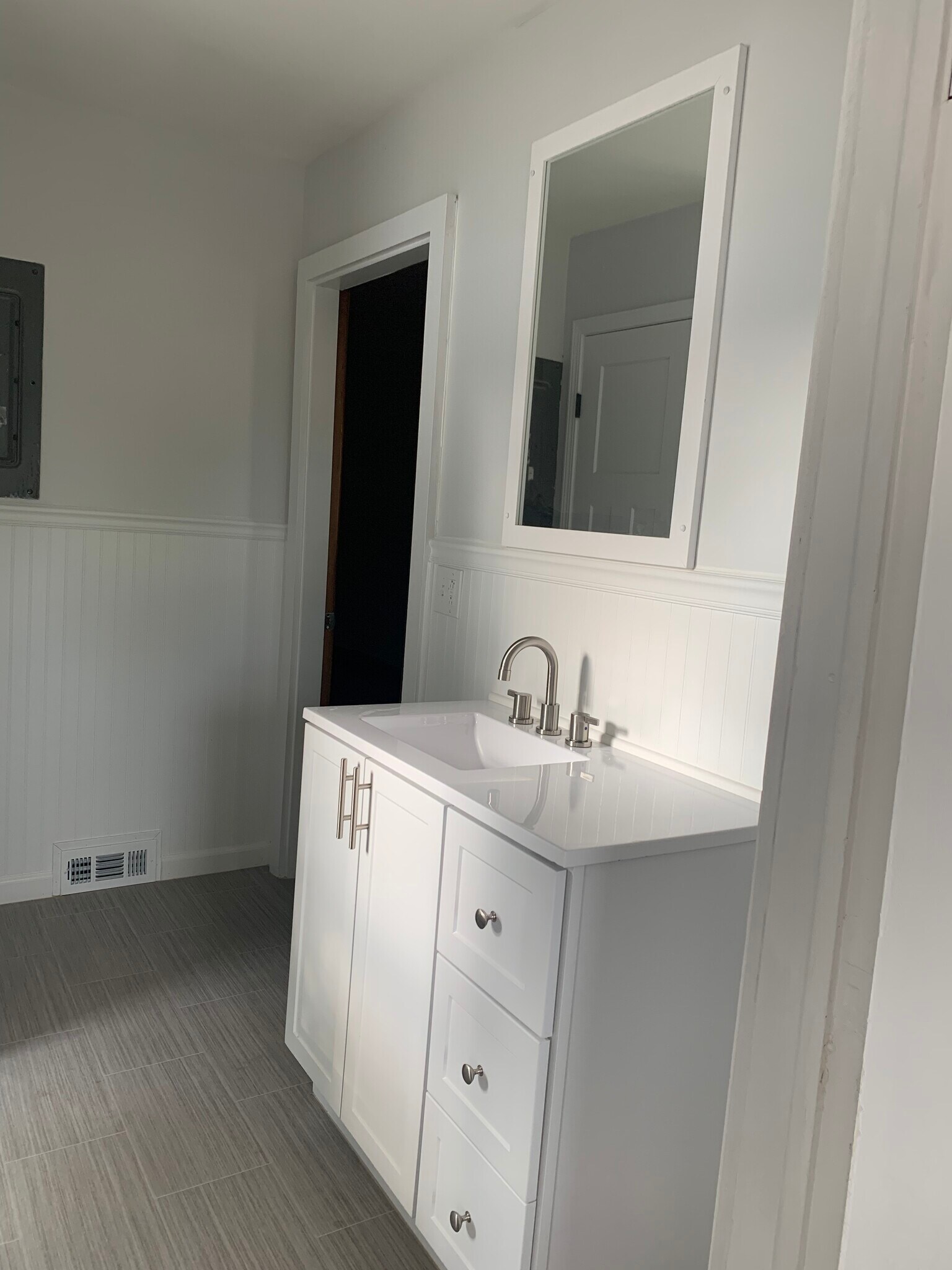 Second bathroom - 1115 E MacArthur Rd