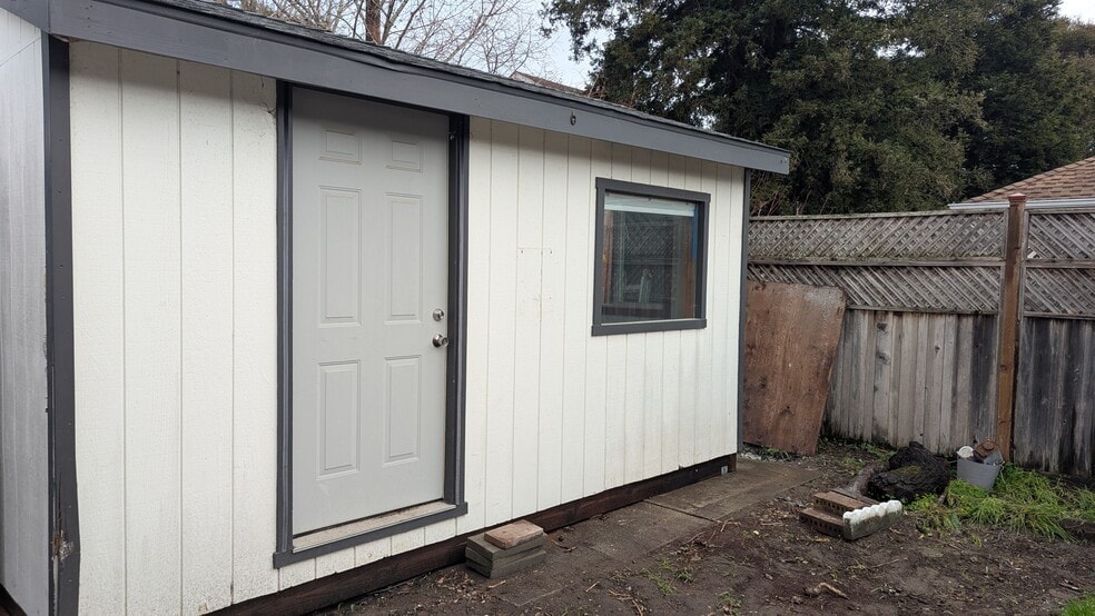 Detached bonus room with separate/keyed entrance - 1047 Brommer St