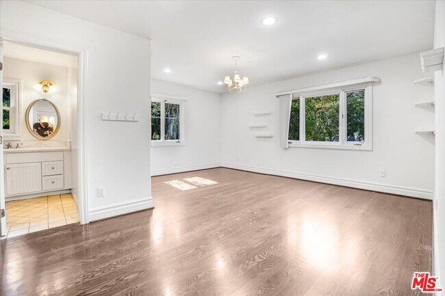 Building Photo - 114 S Layton Dr