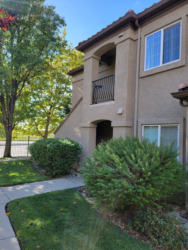 Building Photo - Adorable 3 bedroom 2 bath Condo