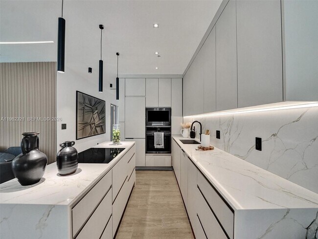 Building Photo - 2066 NE 174th St