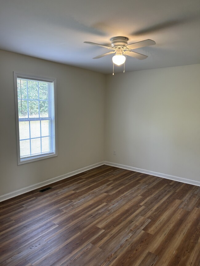 Building Photo - 63 Farm View Cir