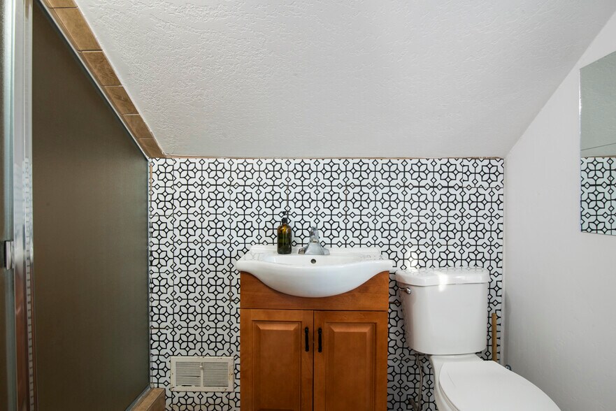 Building Photo - 1895 S 200 E