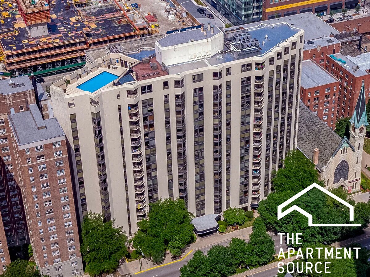 Building Photo - 1120 N La Salle Dr