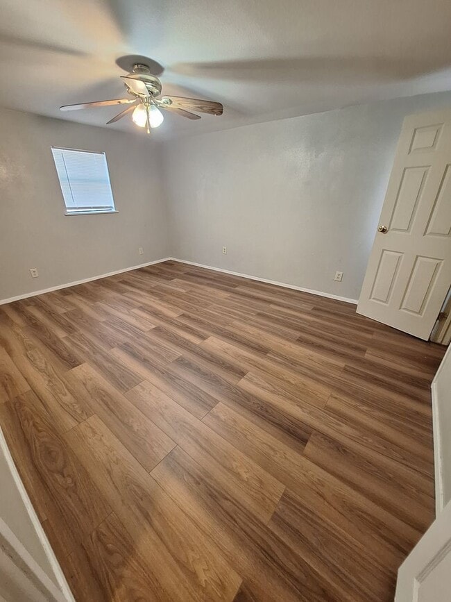 Building Photo - 4 Bedroom, 2 Bath in Clyde!
