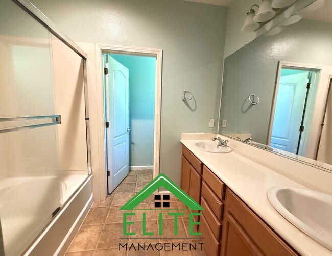 Building Photo - **Spacious and Updated Townhome in Desirab...