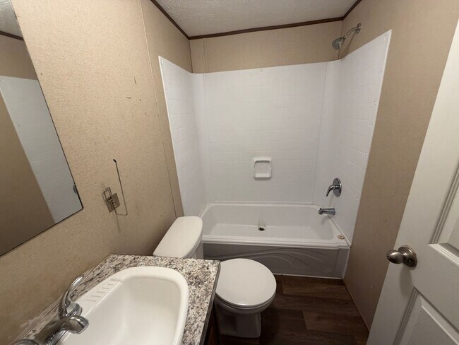 Building Photo - Spacious Mobile Home-large yard