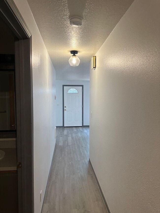 Building Photo - Beautifully updated 3 bedroom, 1 bath house in Eugene!