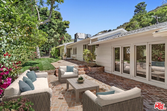 Building Photo - 3933 Mandeville Canyon Rd
