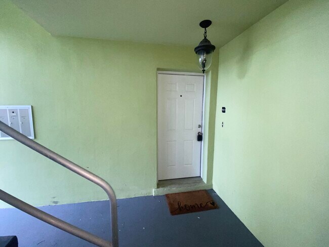 Building Photo - 102 N Lakeside Dr