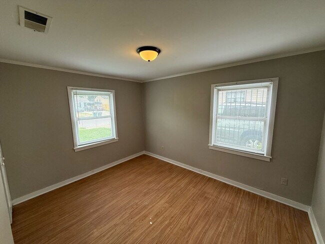 Building Photo - Move-in special! 1/2 off first month's rent!