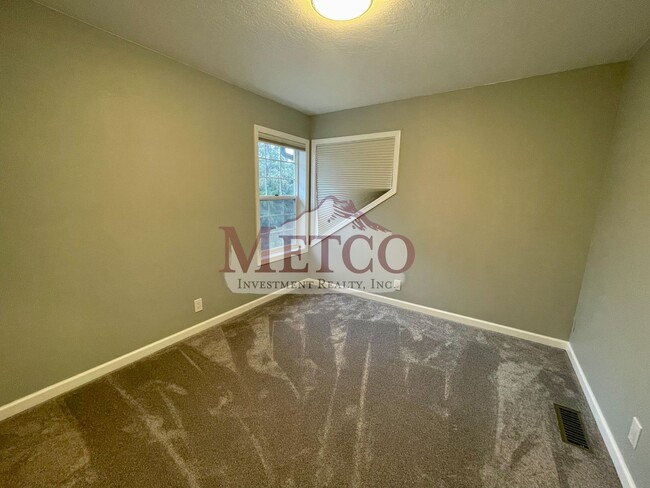 Building Photo - Beautiful 4 bedroom, 3 Bath House in Desirable Gilham Neighborhood!