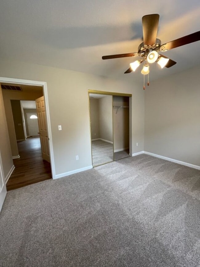 Building Photo - South Knoxville, 2 bedroom condo, 2 car garage Text or Call Debra Johnson 865-591-8281