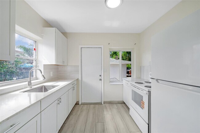 Building Photo - 2025 Fillmore St