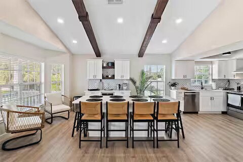 Building Photo - FURNISHED AVAILABLE JANUARY 2026. Beach Re...