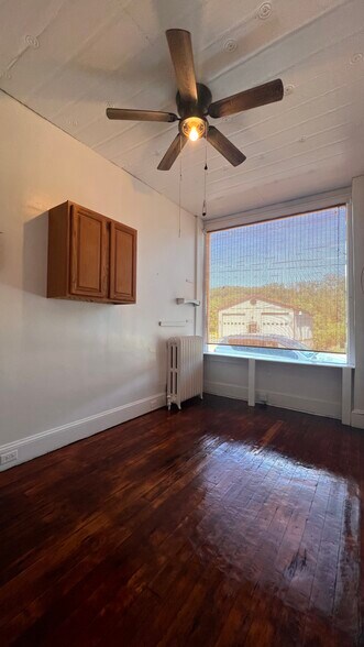 Private Room w/ AC - 44 E Bacon St