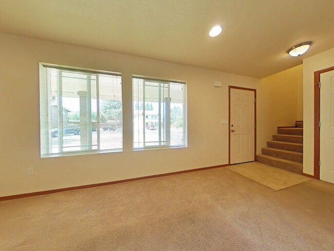 Building Photo - 5 Bedroom Home ~ Close to Campus