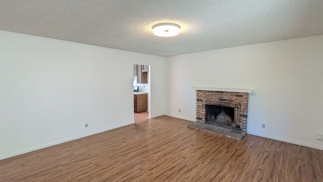 Building Photo - Refreshed Single Level Home