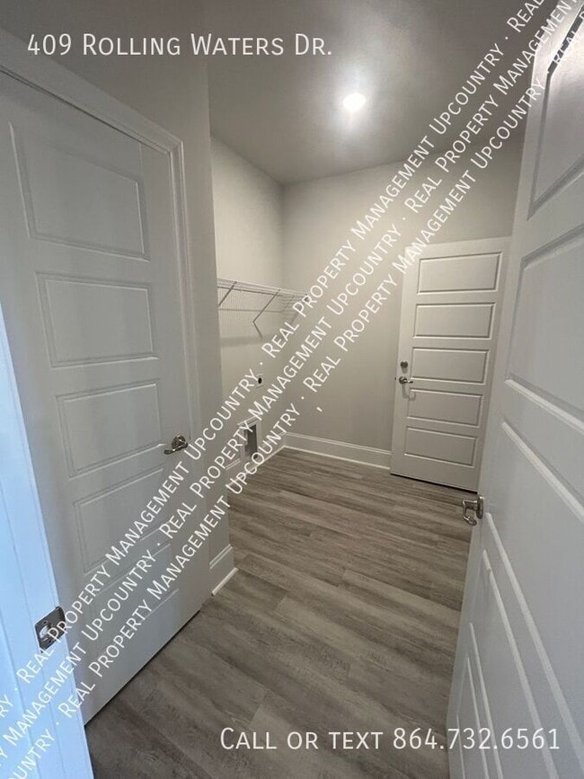 Building Photo - 409 Rolling Waters Dr