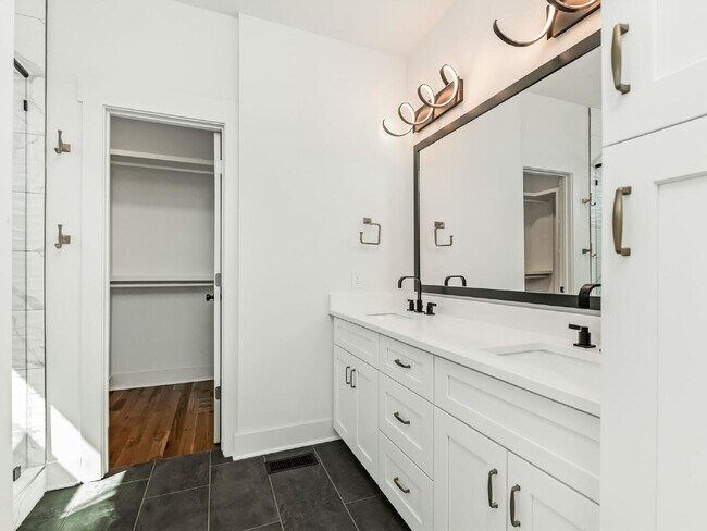 Building Photo - Custom 3 story home in the heart of Belmont/Optimist Park!