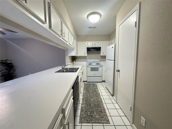 Building Photo - 10627 Sandpiper Dr
