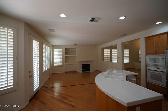 Building Photo - 3035 Hollycrest Ave