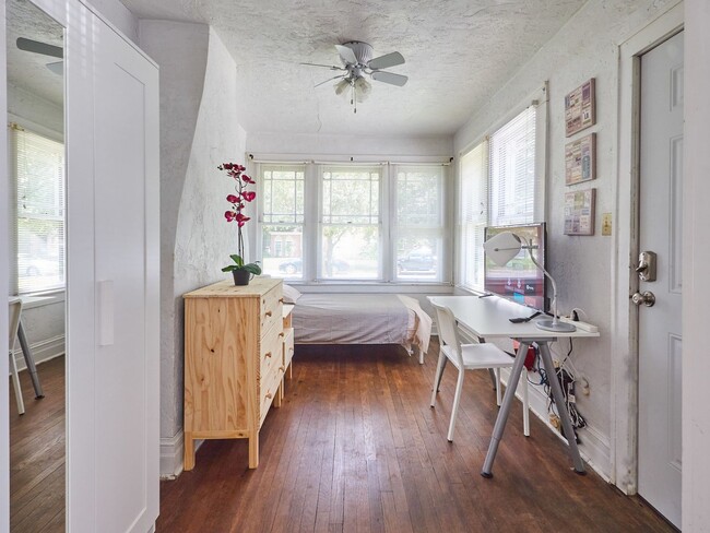 Building Photo - R0504