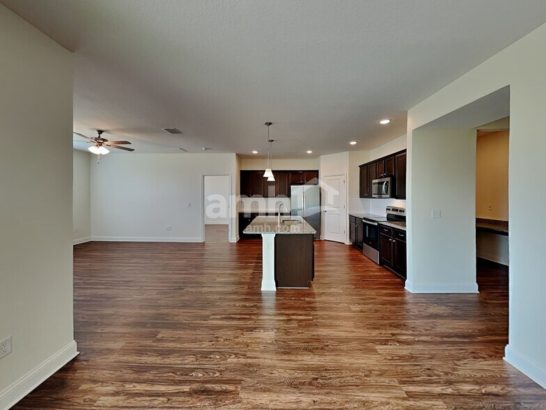 Building Photo - 151 Banyan Frst Dr