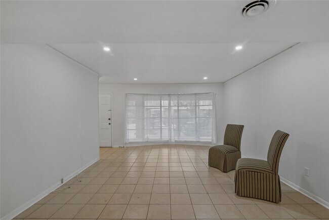 Building Photo - 2727 Briarhurst Dr