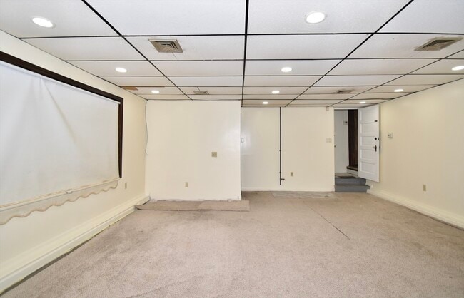 Building Photo - 582 Springfield St