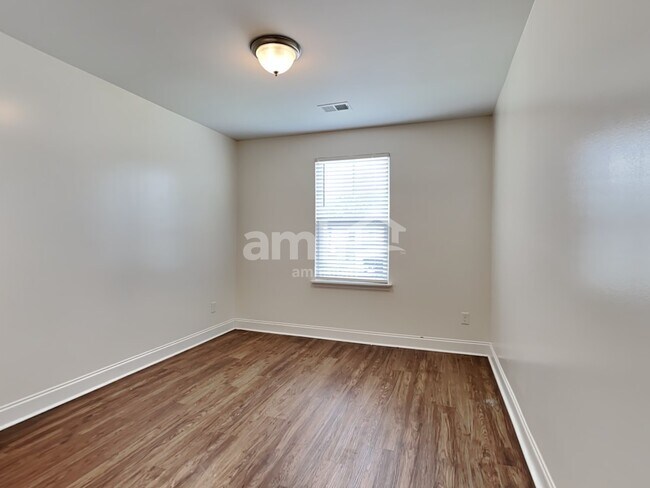 Building Photo - 525 Lateleaf Dr