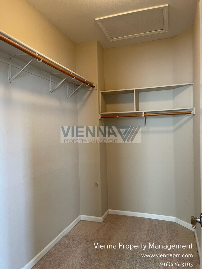 Building Photo - Spacious 3 Bedroom Home in Great Location