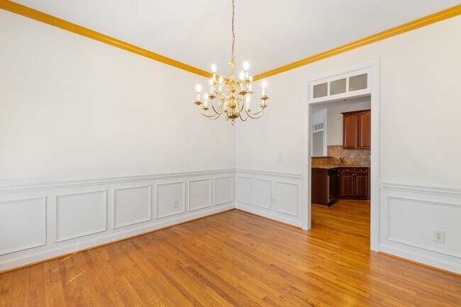 Building Photo - Exceptional 5-Bedroom Residence in the Hea...