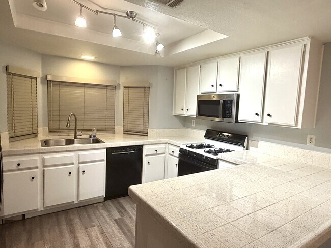 Building Photo - 28133 Vía Domador