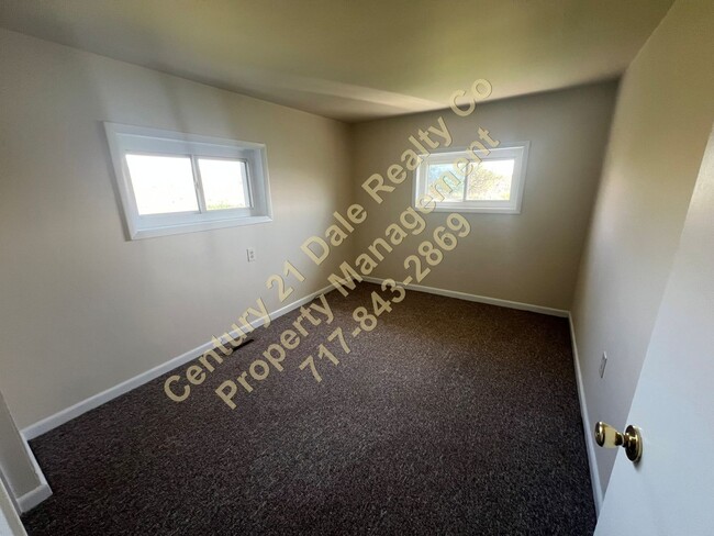 Building Photo - 3 Bedroom in Red Lion Schools with a 1 Car...