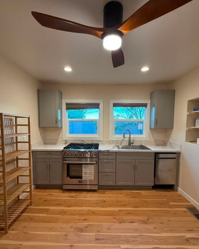 Building Photo - 2 bedroom 2 bath home close to downtown