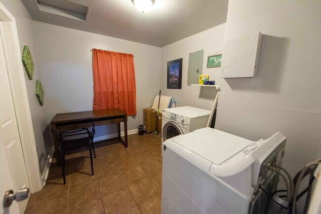 Building Photo - 2200 Romine Rd