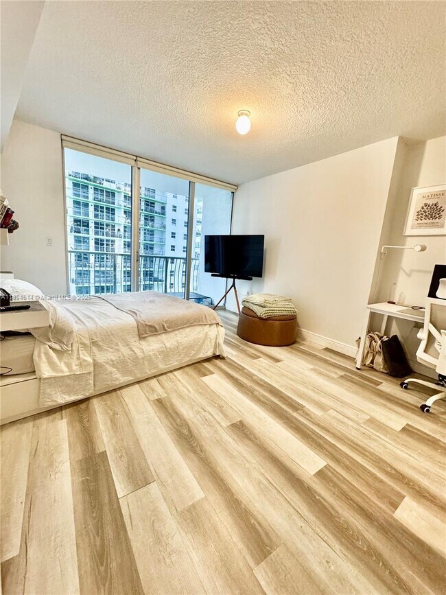 Building Photo - 1750 N Bayshore Dr