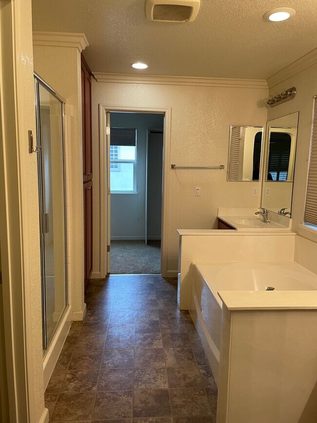 Building Photo - Beautiful 3 Bedroom Home in South Manteca – Prime Location!