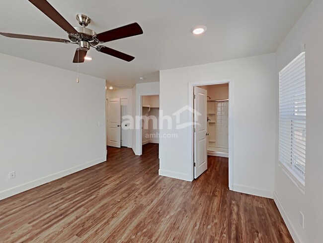 Building Photo - 632 W Hackamore Ave