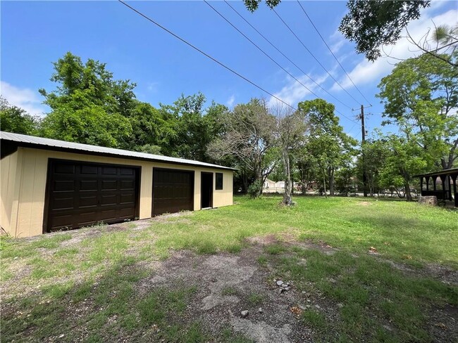 Building Photo - 400 Sun Bonnet Dr