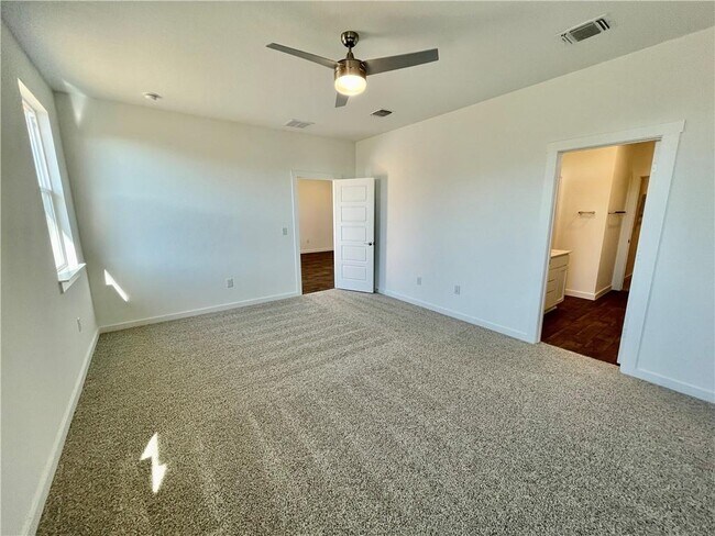 Building Photo - 3025 Egan Dr