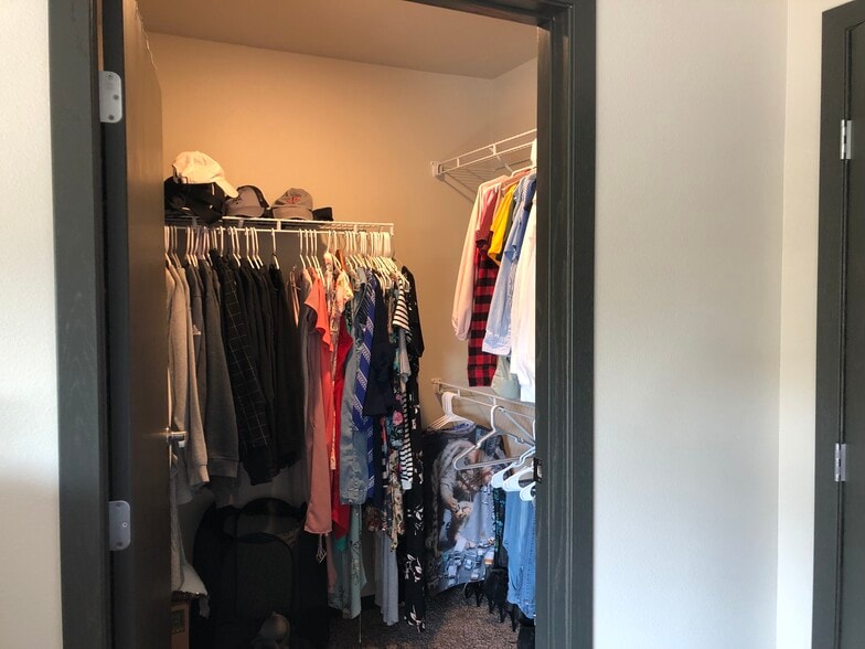 Building Photo - 913 Main Ave