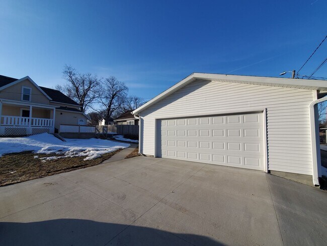 Building Photo - 4 Bedroom House for June 1st